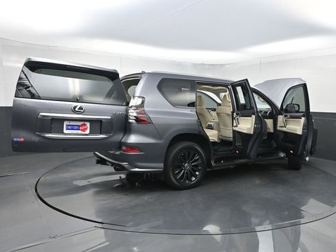 Used 2023 Lexus GX 460 Premium w/ Accessory Package AWD/4WD image 43