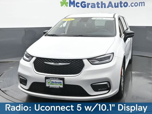 Used 2024 Chrysler Pacifica Touring-L FWD image 7