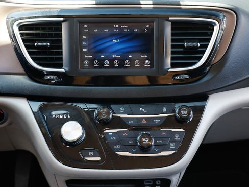 Used 2019 Chrysler Pacifica Touring-L FWD image 36