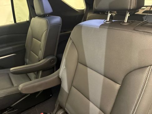Used 2024 Chevrolet Traverse LT FWD image 11