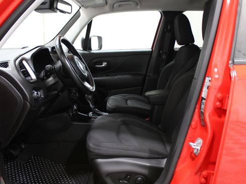 Used 2023 Jeep Renegade Latitude w/ Premium Group image 3