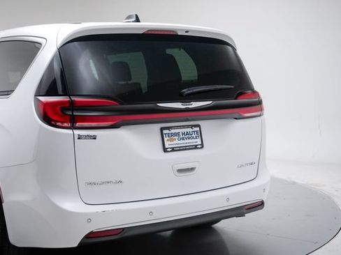 Used 2024 Chrysler Pacifica Limited FWD image 5