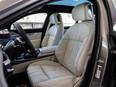 Used 2026 BMW 740i w/ Executive Package RWD image 18