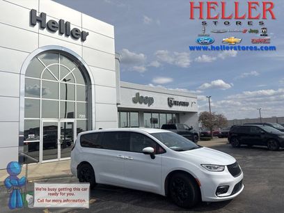Used 2023 Chrysler Pacifica Touring-L w/ Uconnect Theater Family Group