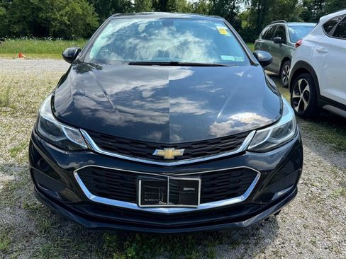 Used 2017 Chevrolet Cruze LT FWD image 2