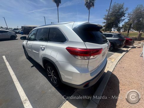 Used 2017 Toyota Highlander XLE FWD image 5