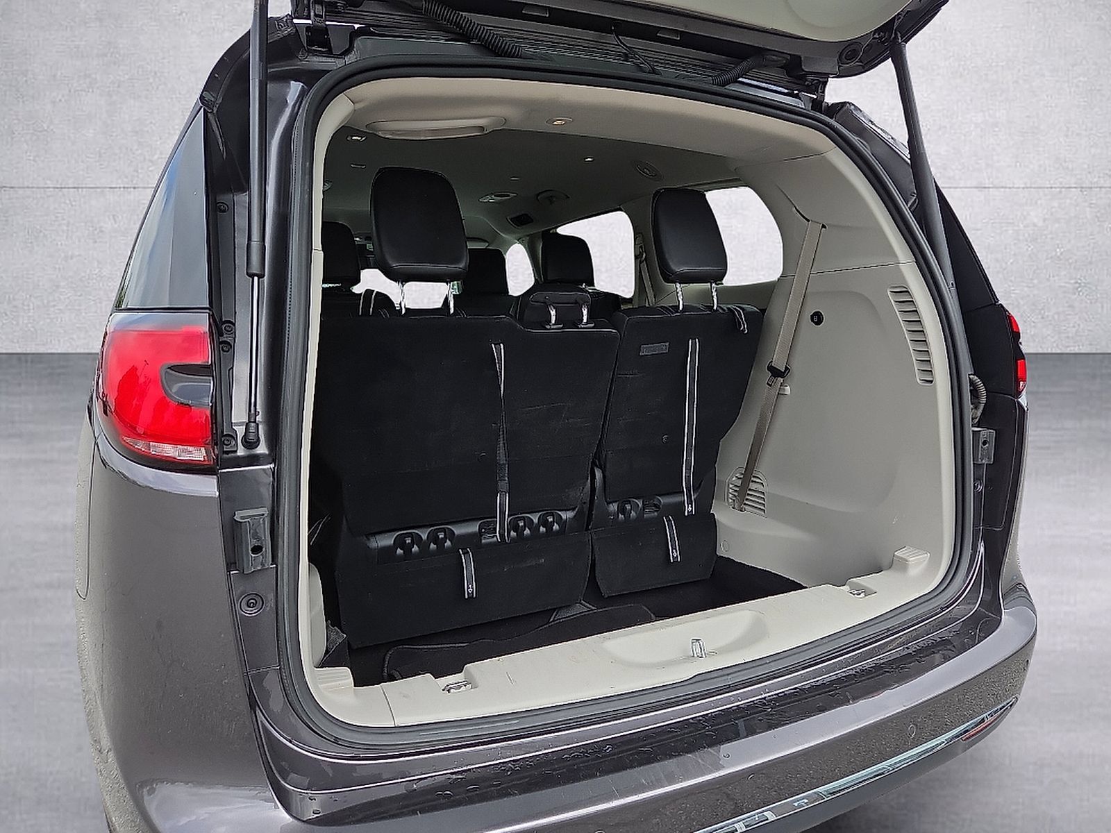 Used 2023 Chrysler Pacifica Touring-L FWD image 8