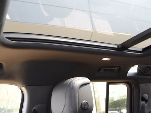 Used 2024 Land Rover Defender 110 SE image 23