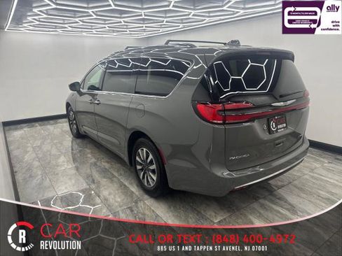 Used 2021 Chrysler Pacifica Touring-L image 4