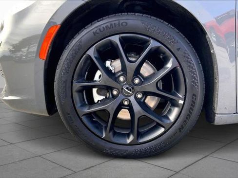 Certified 2025 Chrysler Pacifica Limited image 10