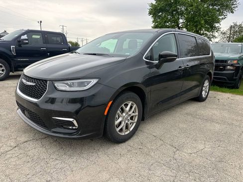 Used 2024 Chrysler Pacifica Touring-L FWD image 13