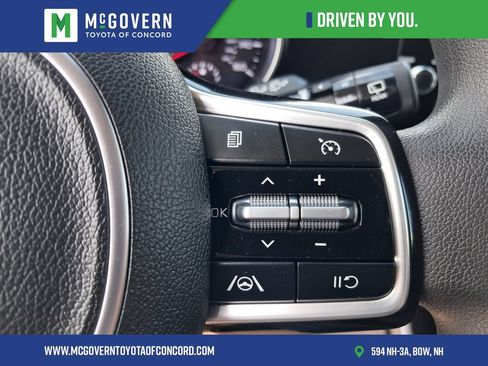 Used 2023 Kia Carnival LX FWD image 26