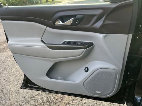 Certified 2023 GMC Acadia SLT image 9