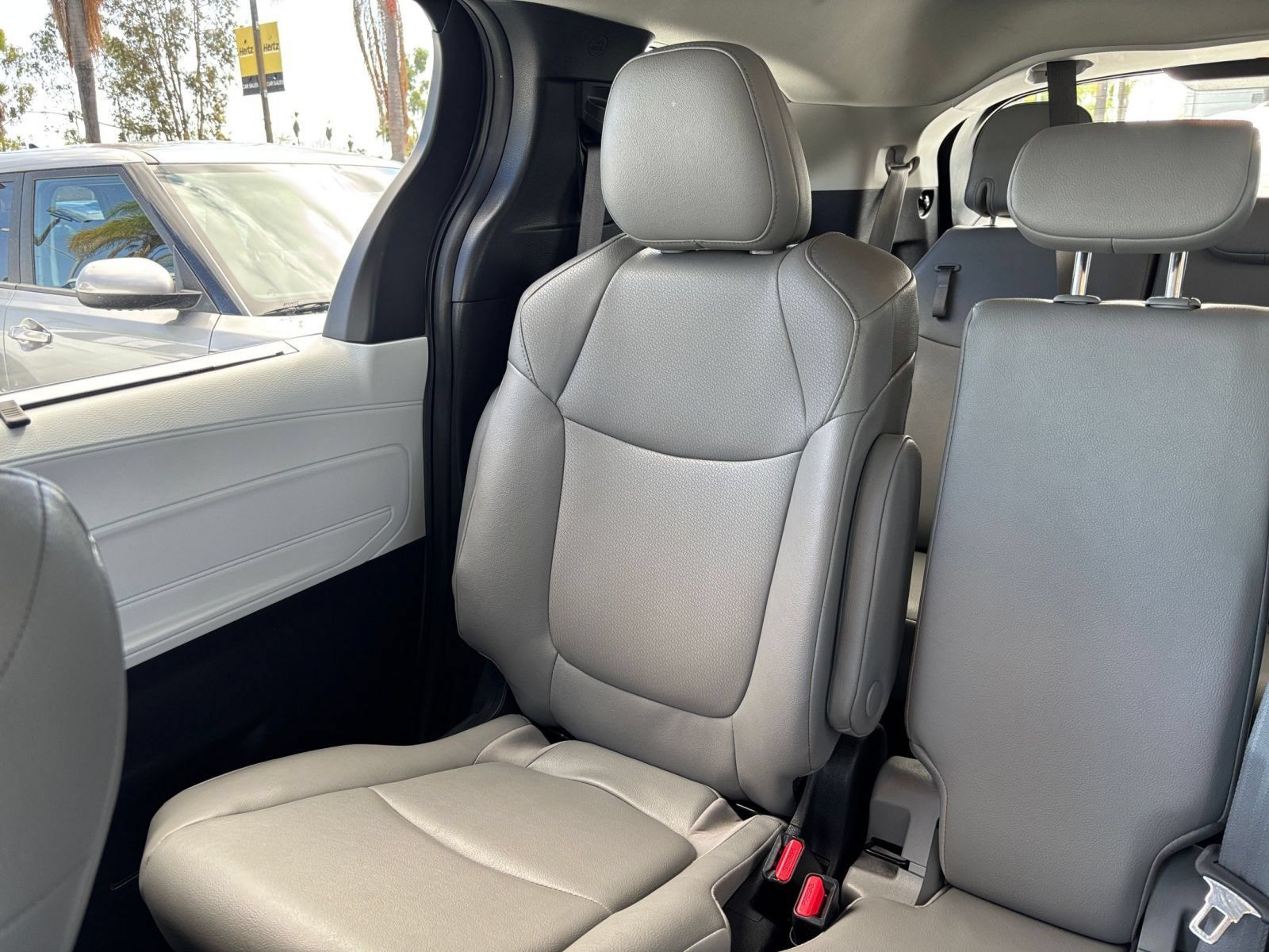 Used 2025 Toyota Sienna XLE FWD image 41