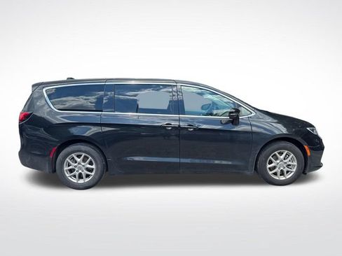 Used 2024 Chrysler Pacifica Touring-L FWD image 7