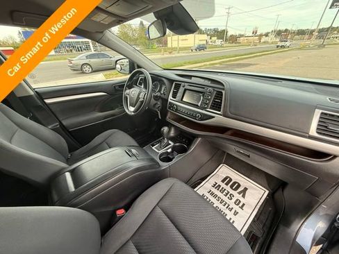 Used 2017 Toyota Highlander LE AWD/4WD image 20
