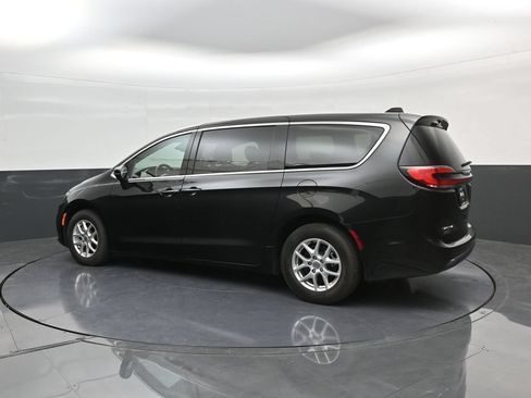 Used 2023 Chrysler Pacifica Touring-L FWD image 5