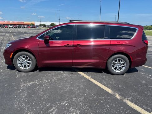 Used 2021 Chrysler Pacifica Touring FWD image 8