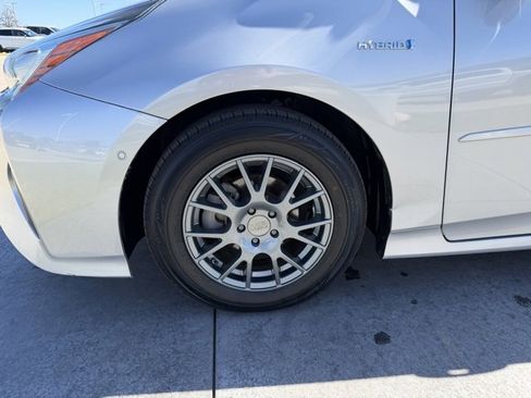 Used 2018 Toyota Prius Four image 4