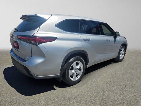 Used 2022 Toyota Highlander LE AWD/4WD image 3