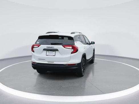 Used 2024 GMC Terrain SLE w/ Driver Convenience Package FWD image 7