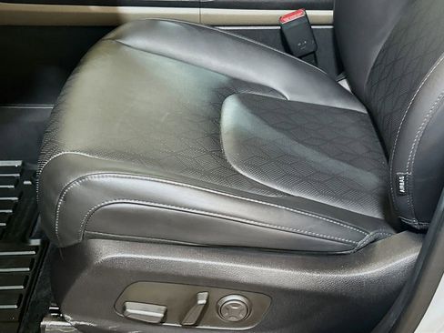 Used 2025 Kia Carnival EX FWD image 17