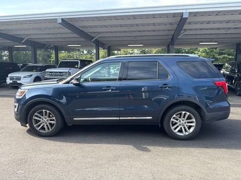 Used 2017 Ford Explorer XLT w/ Equipment Group 202A FWD image 2