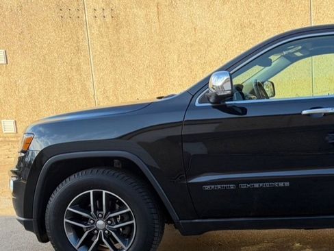 Used 2017 Jeep Grand Cherokee Limited image 4