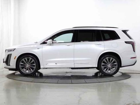 Used 2021 Cadillac XT6 Sport w/ Platinum Package image 2