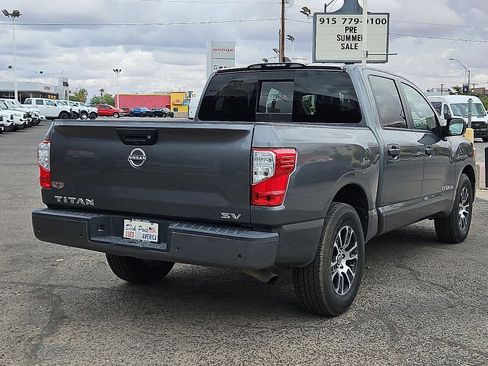 Used 2023 Nissan Titan SV image 4