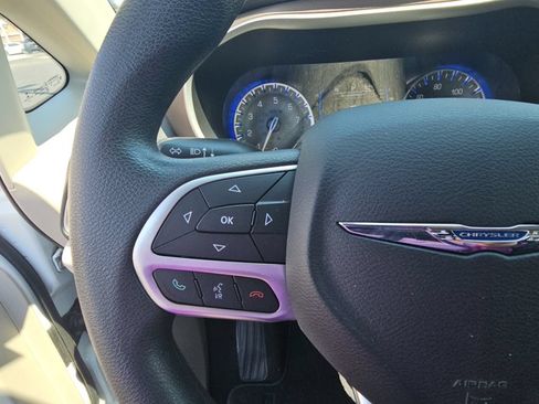 Used 2017 Chrysler Pacifica LX FWD image 11