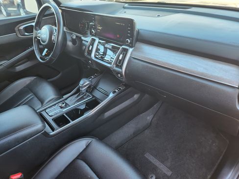 Used 2023 Kia Sorento S image 16