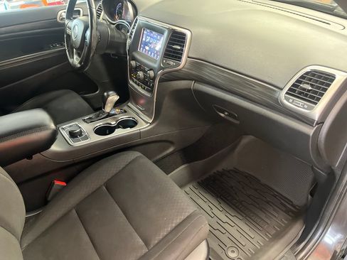 Used 2021 Jeep Grand Cherokee Laredo AWD/4WD image 43