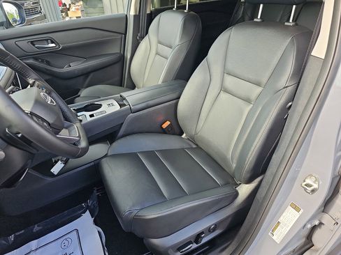 Used 2025 Nissan Rogue SL w/ Tech Package FWD image 17