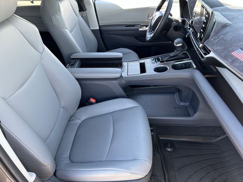 Used 2023 Toyota Sienna XLE w/ XLE Plus Package image 11