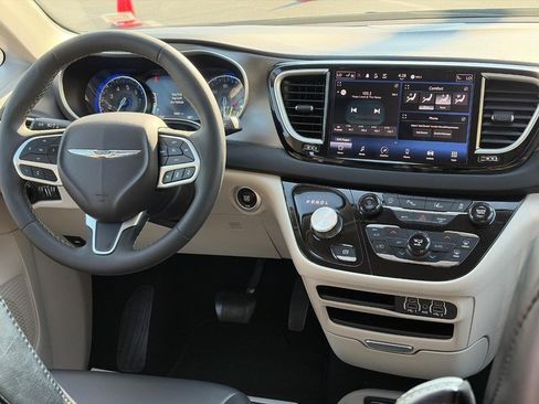 Used 2024 Chrysler Pacifica Touring-L FWD image 13