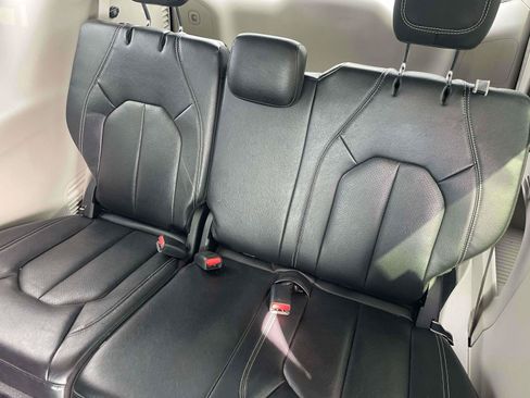 Used 2022 Chrysler Pacifica Touring-L FWD image 7