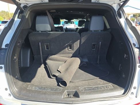 Used 2023 Buick Enclave Essence image 4