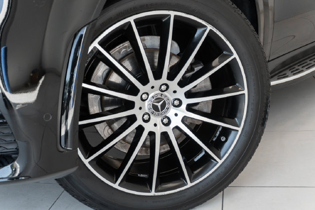 Used 2023 Mercedes-Benz GLE 350 w/ AMG Line Exterior image 2