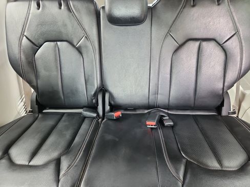 Used 2022 Chrysler Pacifica Touring-L FWD image 13