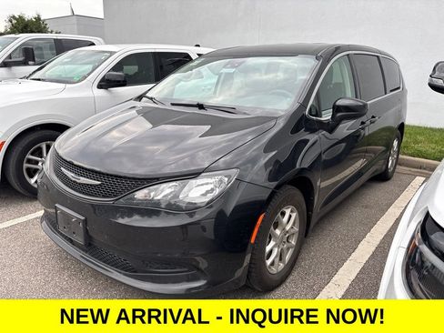 Used 2023 Chrysler Voyager LX FWD image 1