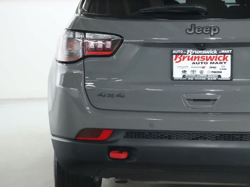 Used 2023 Jeep Compass Trailhawk w/ Trailhawk Convenience Group AWD/4WD image 43