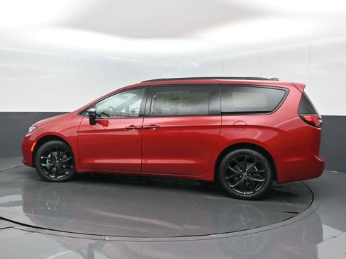 New 2026 Chrysler Pacifica Select w/ S Appearance Package image 5