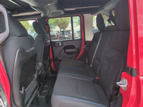 Used 2025 Jeep Wrangler Unlimited Rubicon 4xe w/ Convenience Group AWD/4WD image 15