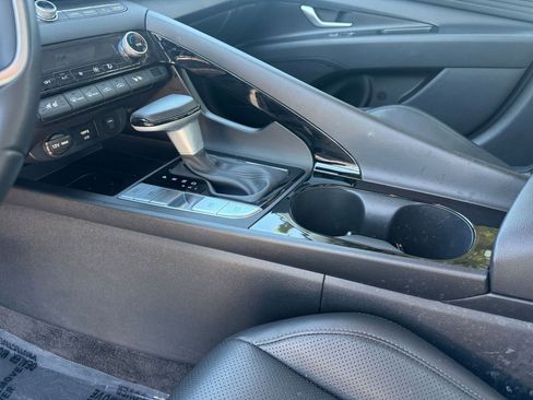 Used 2025 Hyundai Elantra Limited image 40
