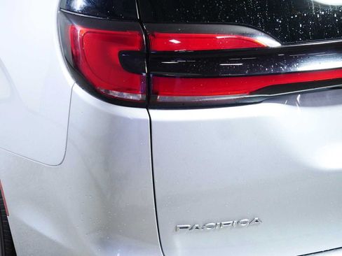 Used 2024 Chrysler Pacifica Touring-L FWD image 17