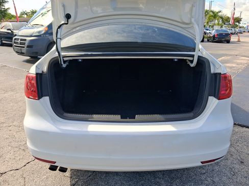 Used 2011 Volkswagen Jetta SE FWD image 25