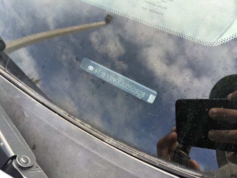 Used 2018 Toyota Camry LE image 22