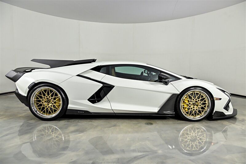 Used 2024 Lamborghini Revuelto AWD/4WD image 41