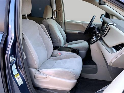 Used 2015 Toyota Sienna LE AWD/4WD image 9